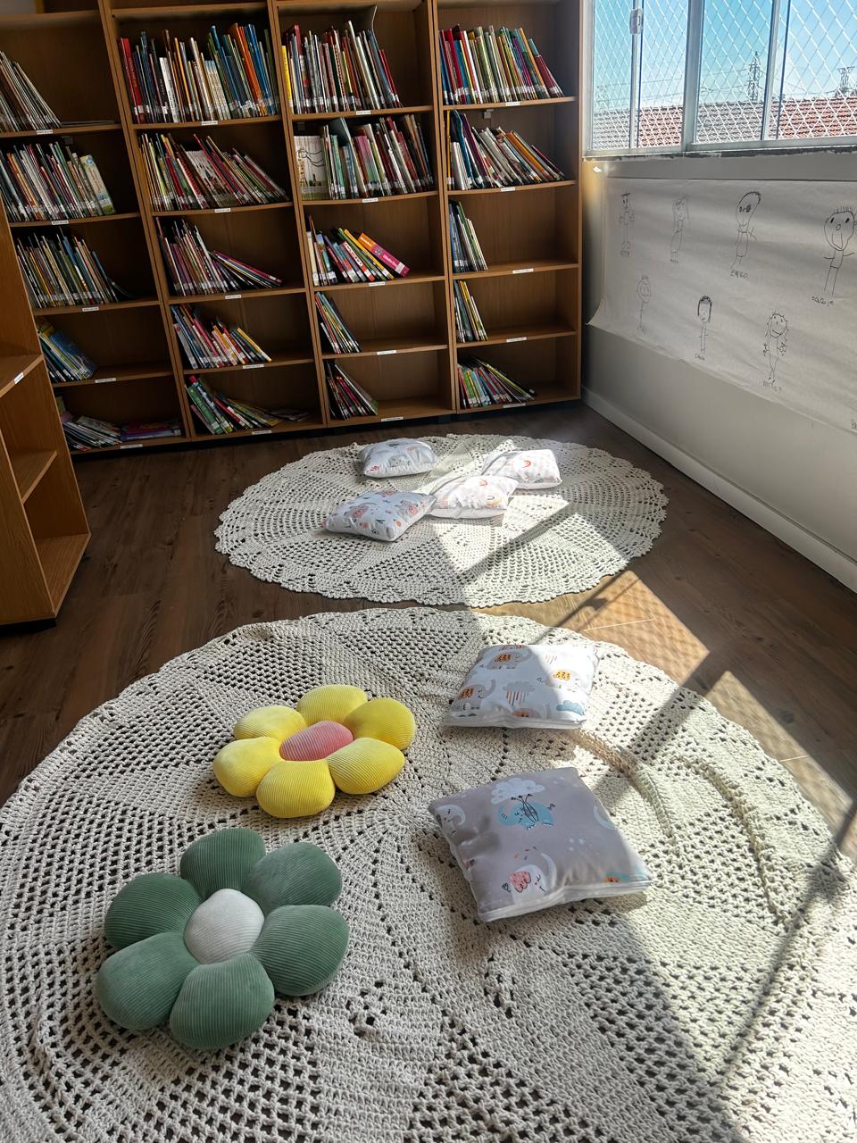 Biblioteca acolhedora do Pequeno Urso com acervo infantil e luz natural